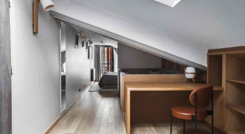 Image of Family Room (2 Adults + 2 Children) - Attic 7