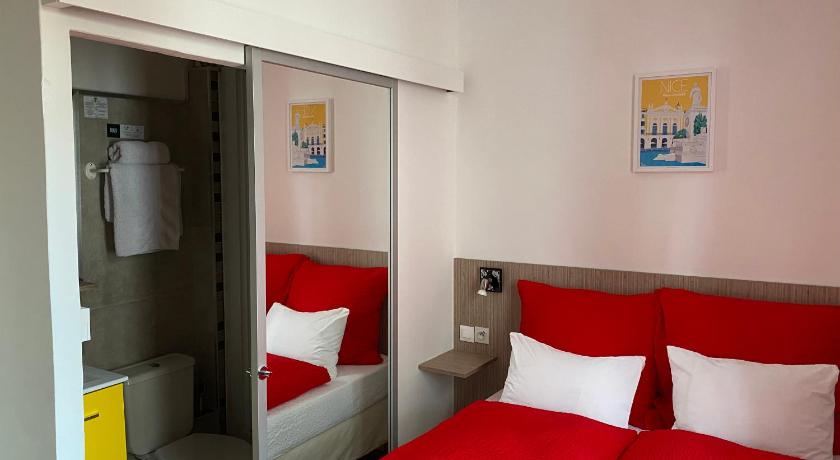 Immagine di Camera Matrimoniale Standard con Aria Condizionata (Standard Double Room with Air-conditioning) 5