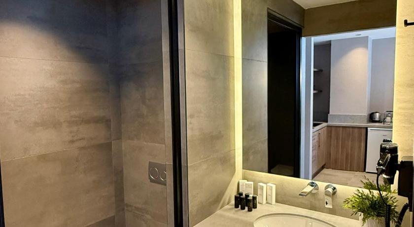Image of Deluxe Suite with Sea View 7