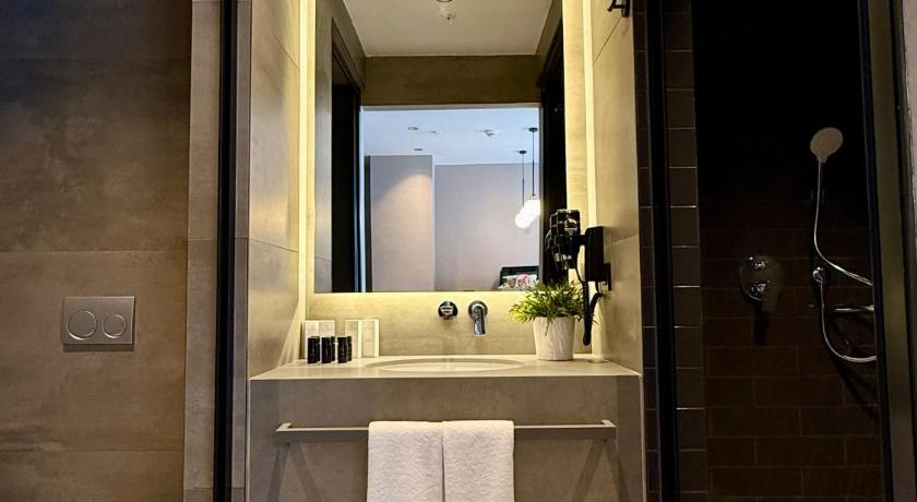 Image of Deluxe Suite with Sea View 2