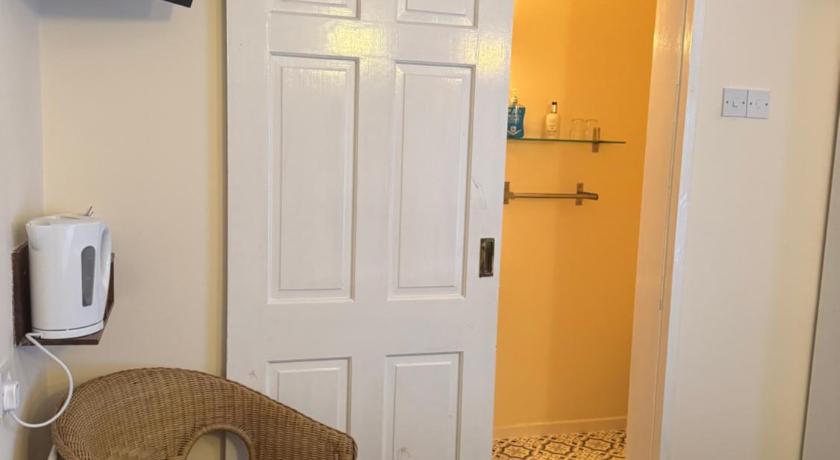 Image of Double Room with King Bed 6