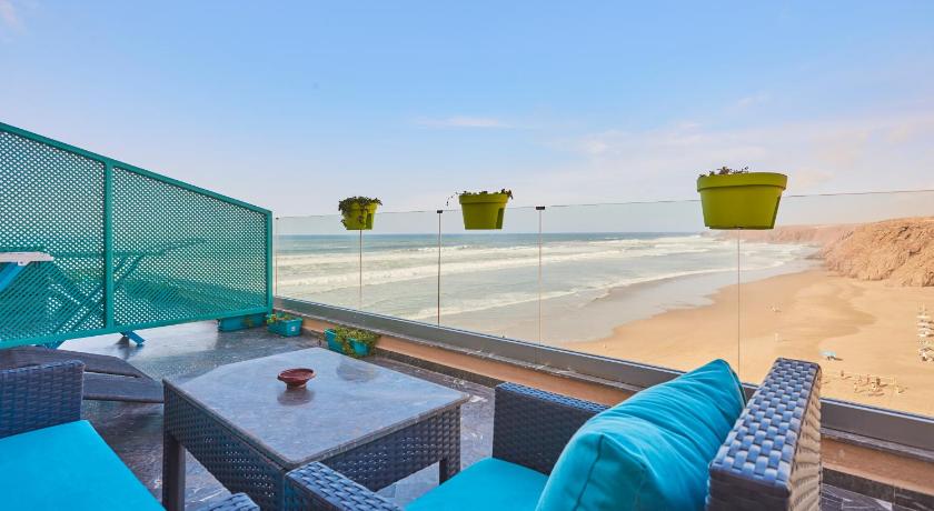 Amwaj Apt - Surf and Fun Beachfront Stay With Balcony