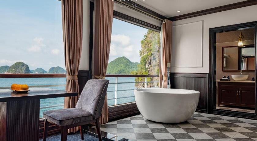 Image of Queen Suite with Sea View 0