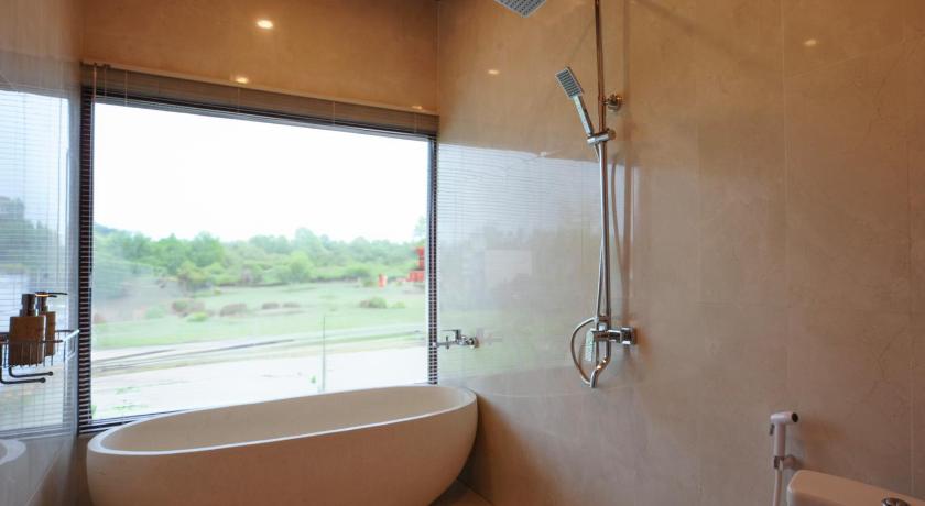 バリ Nirana Ubud 4つ星 ホテル プール