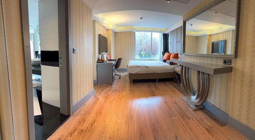 Image of King Suite with Sea View 14
