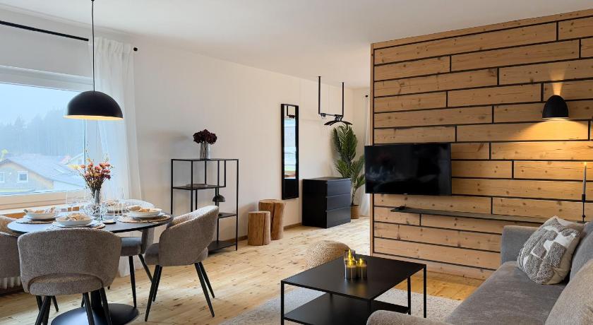 Kuckucksnest mit Sonnenbalkon am Wald mit Grillplatz