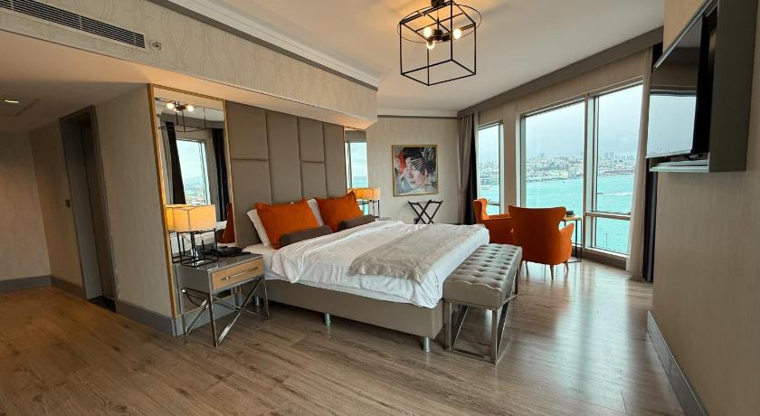 Image of Queen Suite with Sea View 1