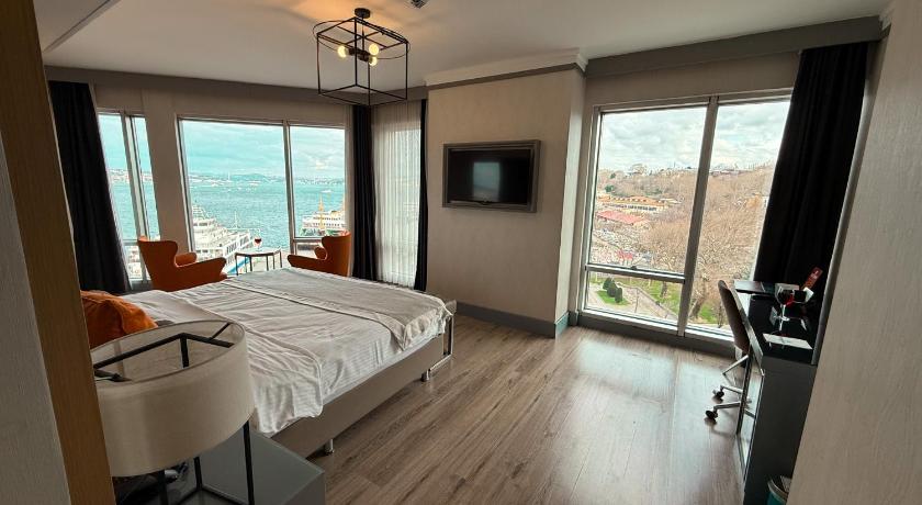 Image of Queen Suite with Sea View 11