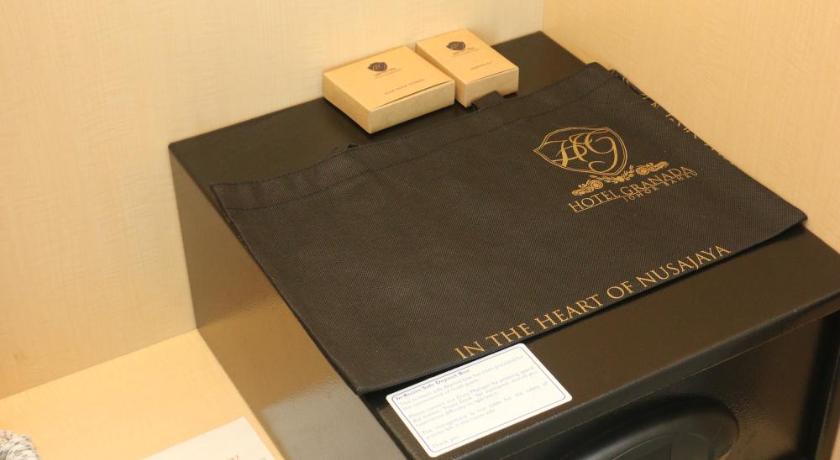 Image of Deluxe Queen 13