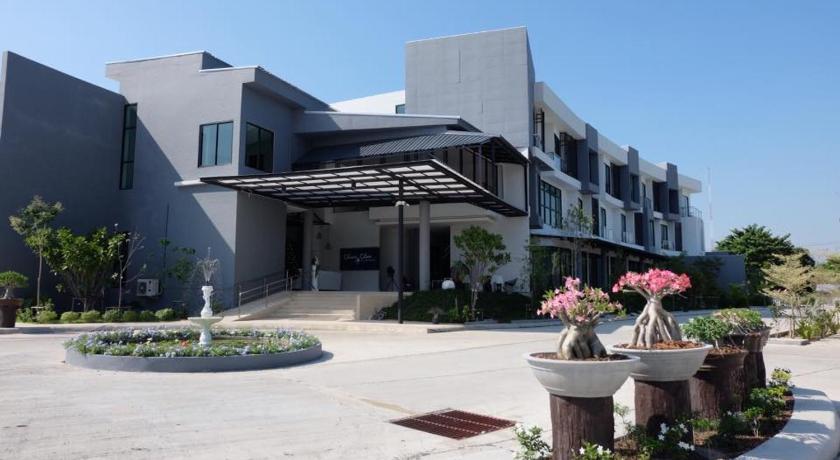 サラブリー Chuan Chom The High Resort 3つ星 ホテル 眺望