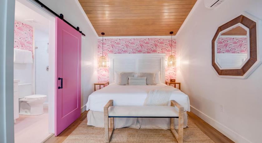 Key West Birds of a Feather at Custom House Inn 2-Star Accommodation room