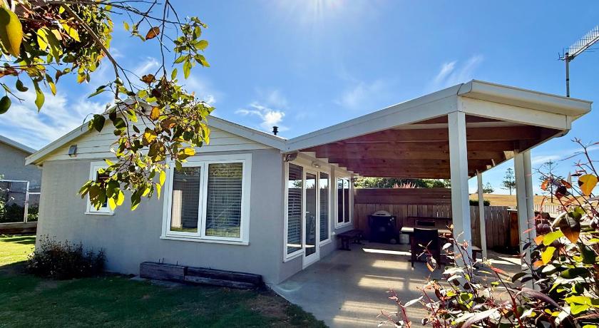 LOW HEAD beachside bungalow "Cockle Shell"