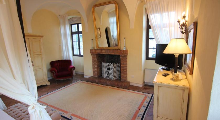 Image of Suite with Pool View 10