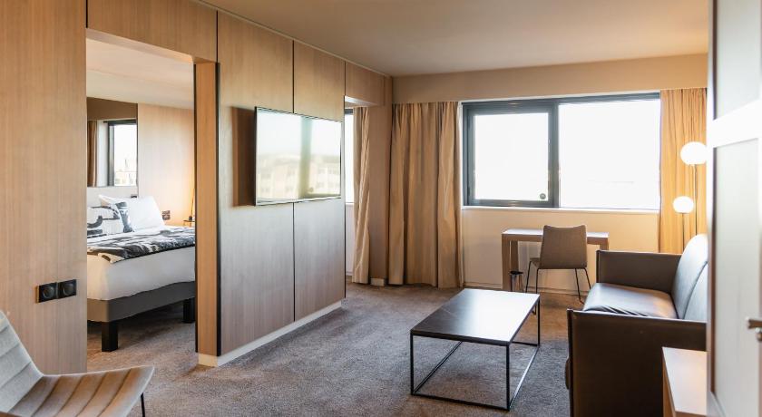 Image of Junior Suite, 1 king size bed, lounge 3