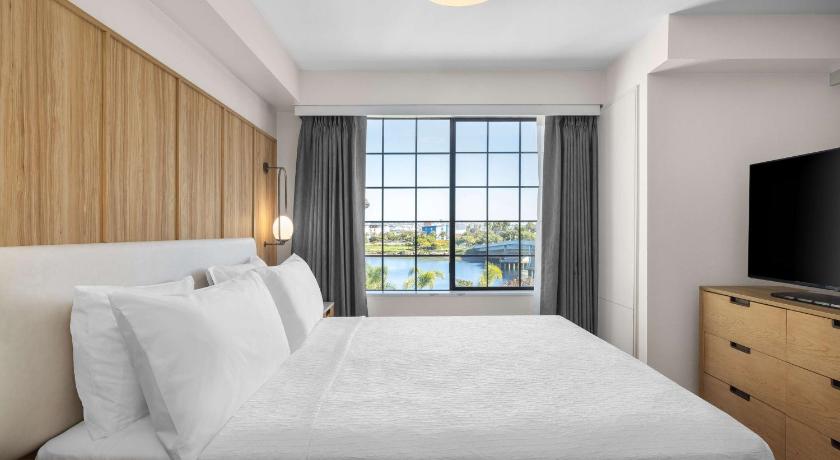 Image of ONE KING BED STUDIO SUITE BAYVIEW 3