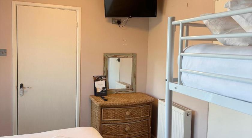 Image of Triple Room with Sea View 11