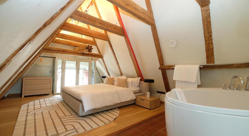 Image of Suite with Spa Bath 3