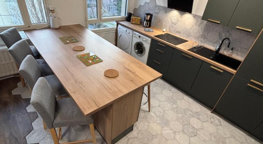 BedinReims elegant green bottle quiet and close to center free parking and wifi free ideal 5 a 9 Adu
