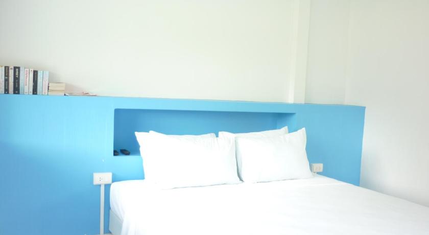 a bedroom with a white bed and a blue wall, Maneemudjalin Resorts Farm Stay in Prachuap Khiri Khan