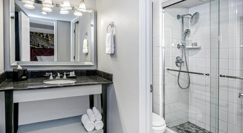 Image of 1 King Bed Suite 2