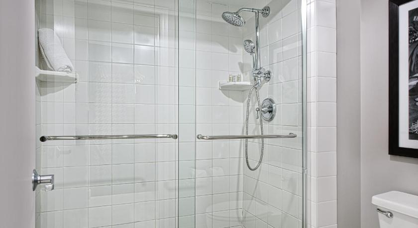 Image of 1 Queen Bed Suite 2