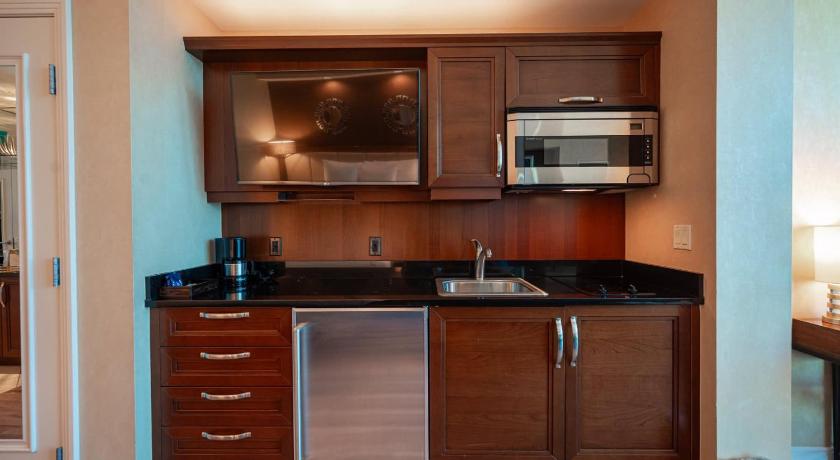 Las Vegas High Floor Strip View Suite& No Resort Fee& Free Valet 4-Star Accommodation pool