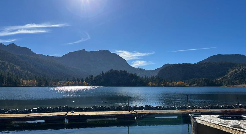 June Lake Whispering Pines 2-Star Accommodation restaurant