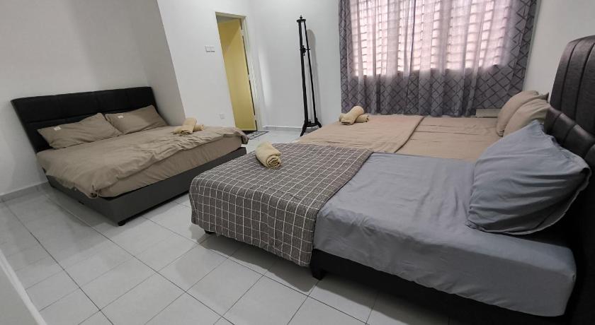 바투 파핫 바투 파핫의 프라이빗 하우스 (m², 침실 4개, 프라이빗 욕실 3개) (Batu Pahat Putera Indah Homestay 13 pax by Ngio ) 4성급 게스트하우스 스위트룸