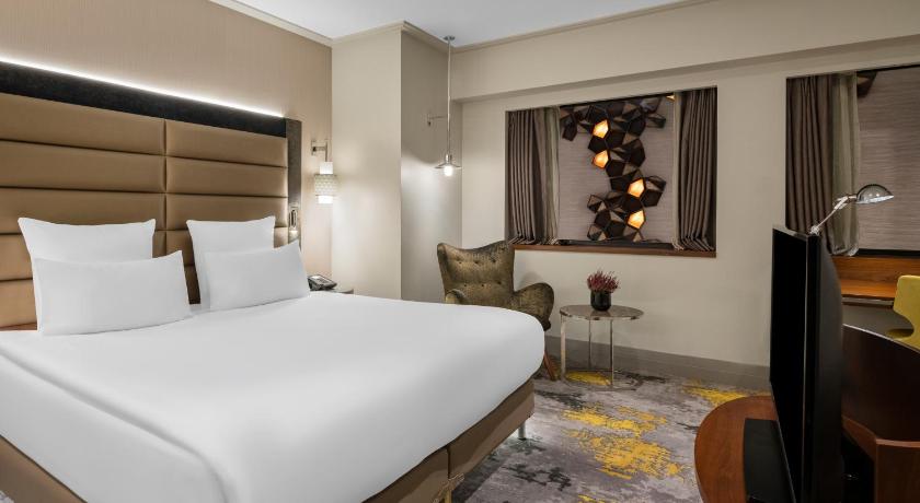 Image of Classic Room with Atrium View 3
