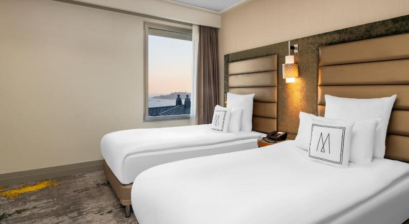 Image of Deluxe Room With City View And 2 Single Beds 11