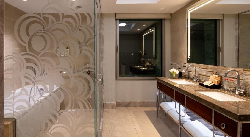 Image of Deluxe Double Corner Room 6