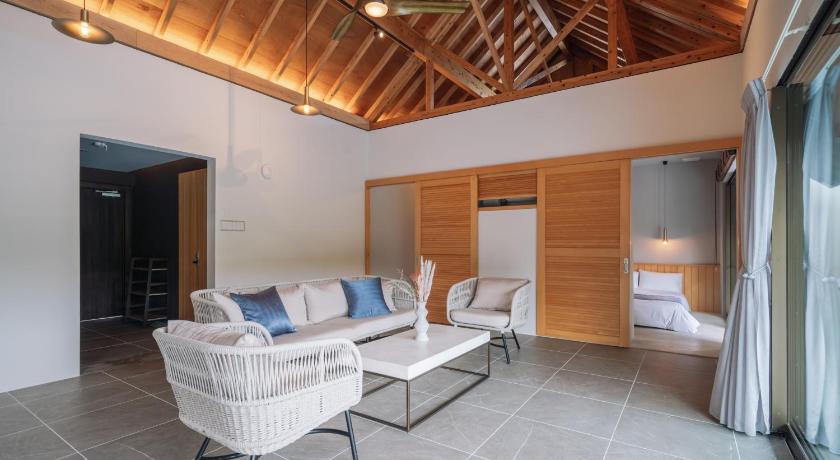 沖縄本島 Reflexion Villas GLANZ by Relapool 4つ星 ゲストハウス レストラン