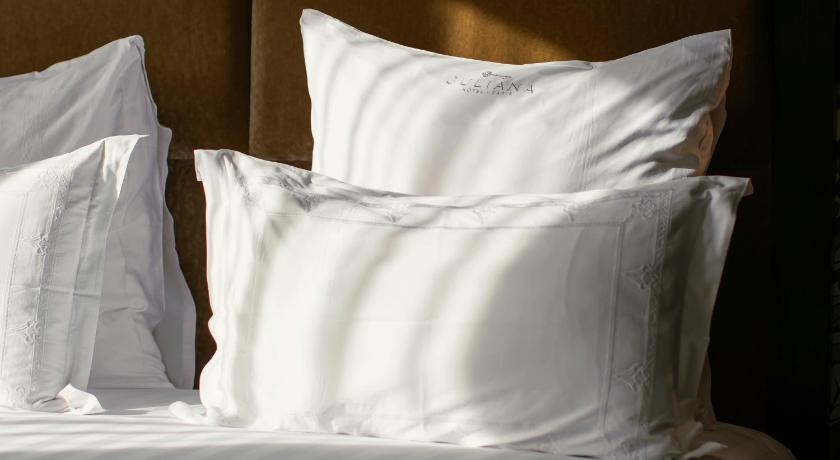 Image of Deluxe Room 8