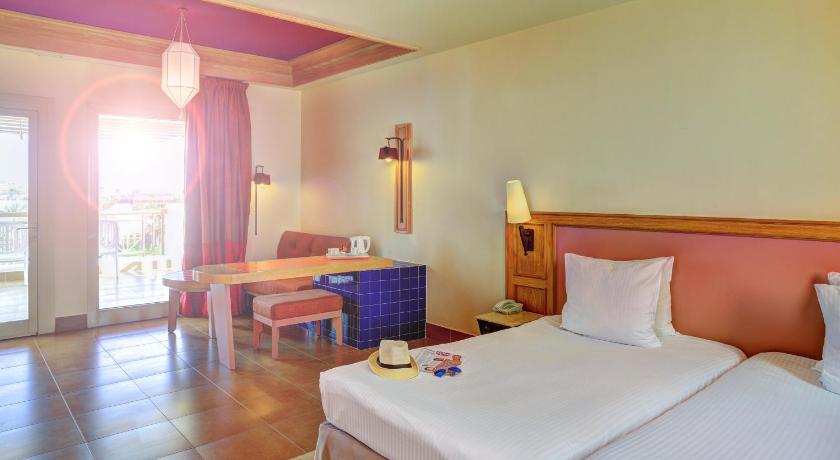 Image of Standard Room with 2 Single Beds, Garden Side, Palm Wing 5