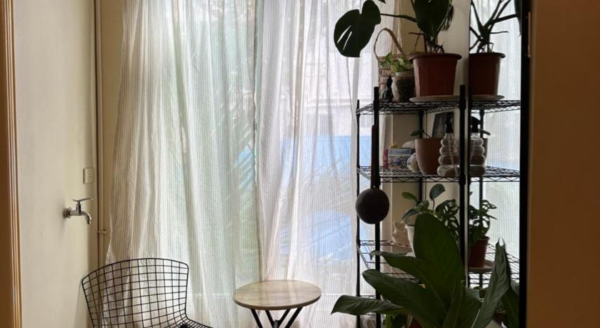 Centrally located Budget Apartment with Kitchen - image 2