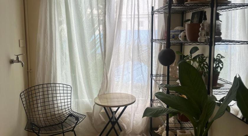 Centrally located Budget Apartment with Kitchen - image 16