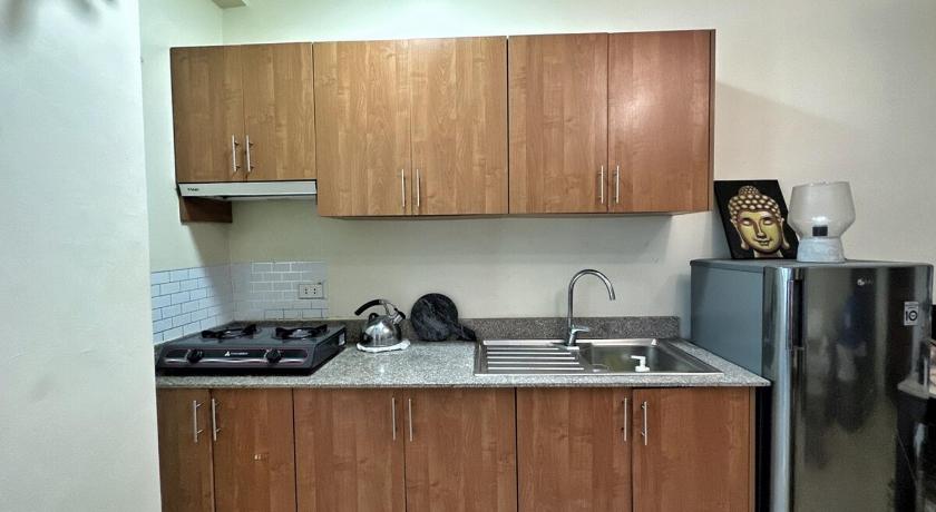 Centrally located Budget Apartment with Kitchen - image 8