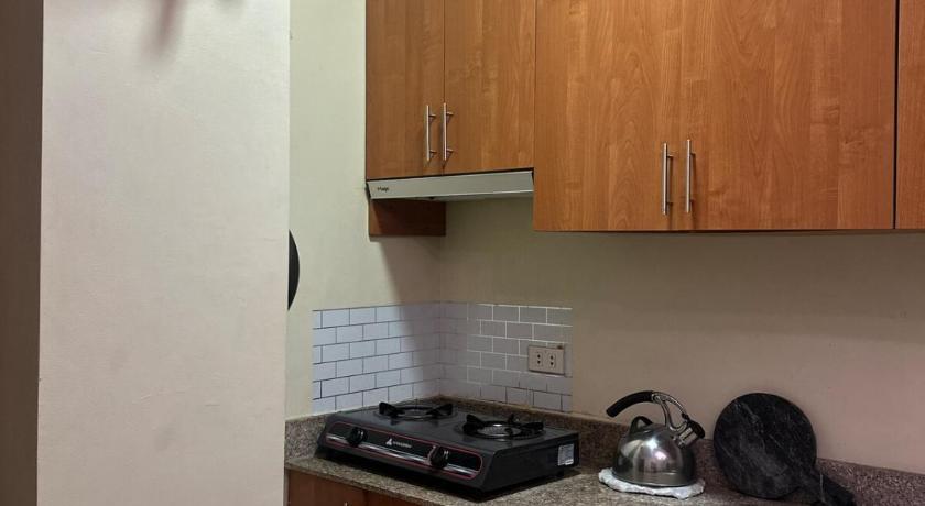 Centrally located Budget Apartment with Kitchen - image 5