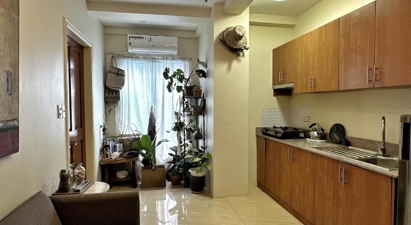 Centrally located Budget Apartment with Kitchen - image 4
