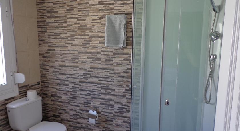 Image of Twin Room with Private Bathroom 2
