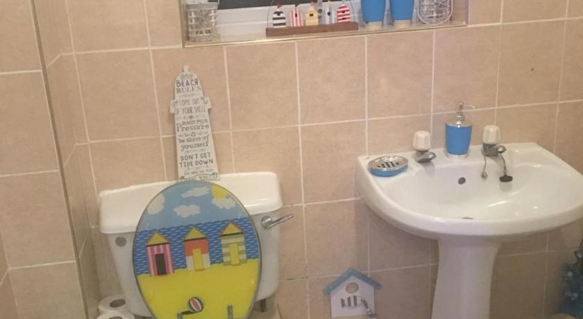 Image of Single Room with Shared Bathroom and Toilet 3