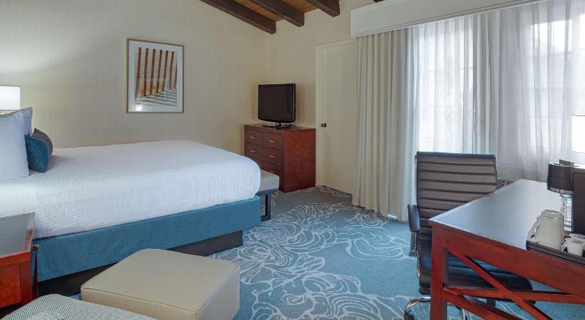 Suite - 1 King Bed, Nonsmoking, Private Balcony attēls 4