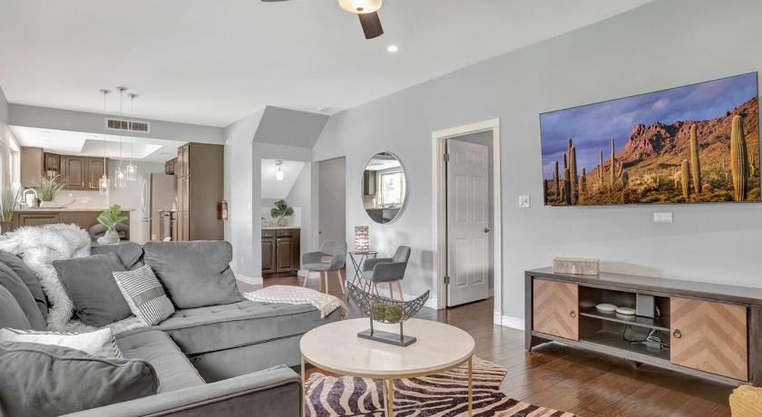 Phoenix 49th St 3-Star Accommodation suite
