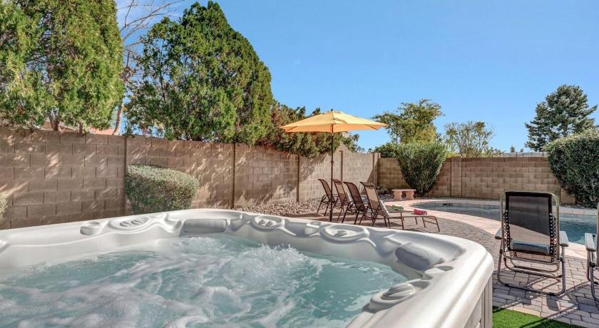 Phoenix 49th St 3-Star Accommodation pool