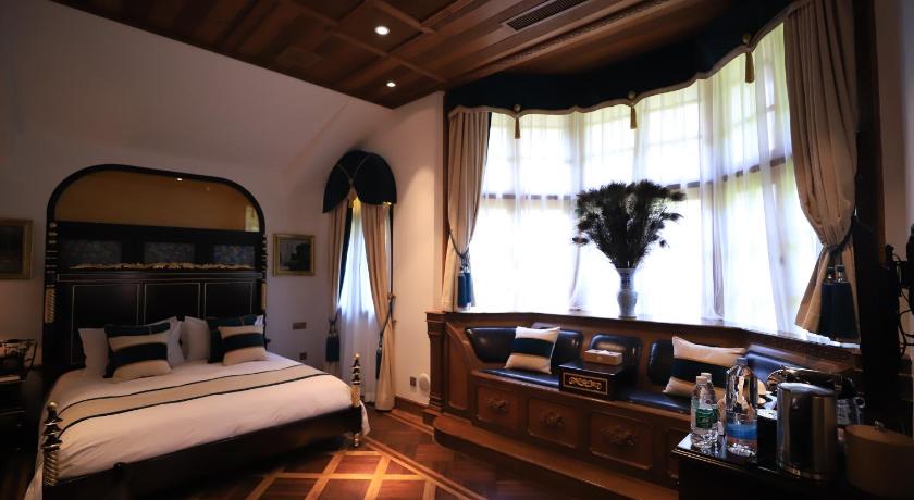 Image of Moller Elegant Room - 2 Breakfast & Welcome fruits and snacks & Free mini-bar drinks on the first day && executive lounge treatment for two 1