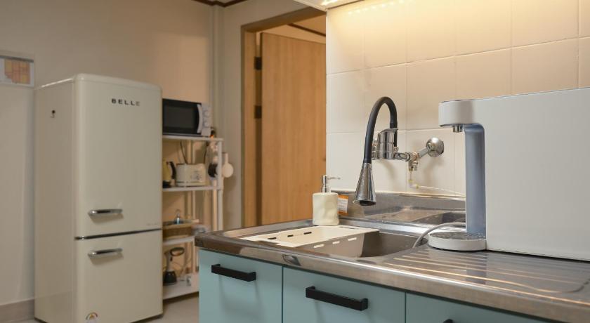 Seoul Walking Distance to Sindorim Station, 3 Rooms, 4 Queen Beds, 2 Bathrooms, 1 Minute to Yeongdeungpo S 4-Star Accommodation pool