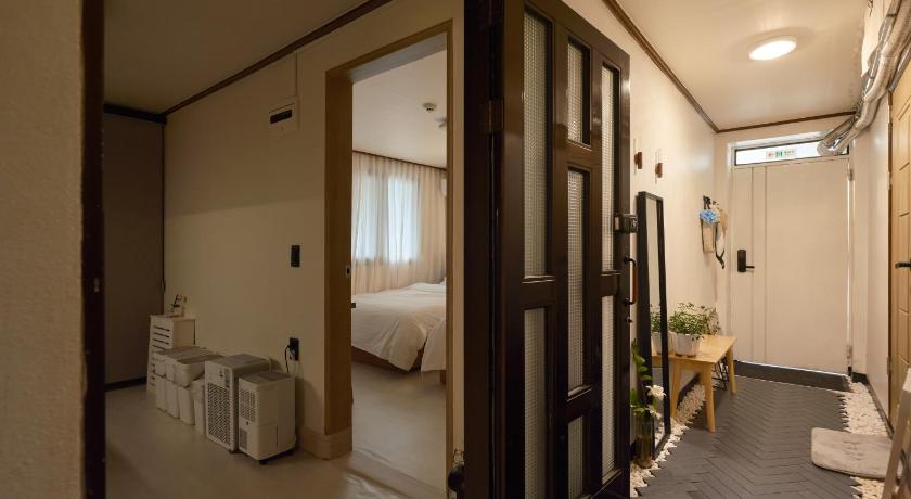Seoul Walking Distance to Sindorim Station, 3 Rooms, 4 Queen Beds, 2 Bathrooms, 1 Minute to Yeongdeungpo S 4-Star Accommodation suite