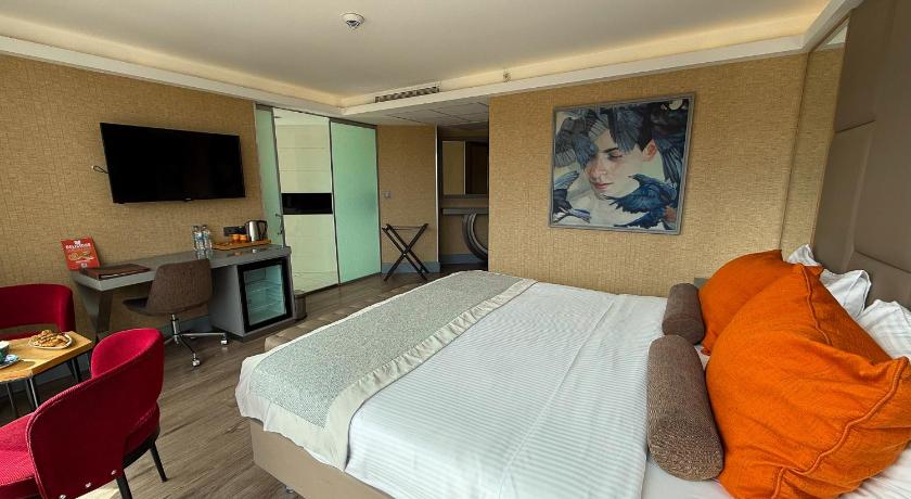 Image of Junior Suite with Sea View 13