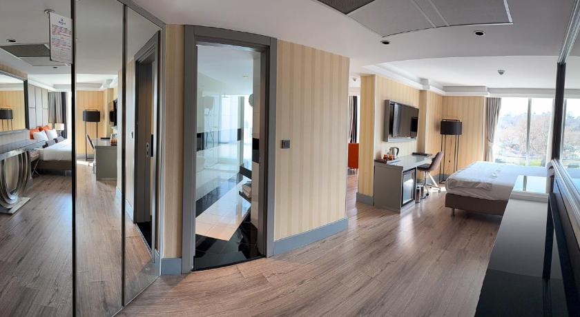 Image of King Suite with Sea View 17