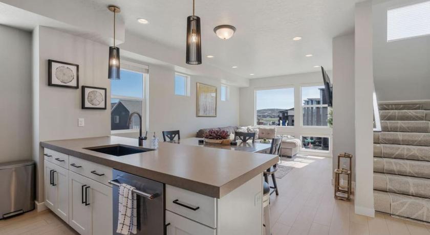 シルバーサミット (UT) Silver Creek Townhome with Hot Tub l Poppy 4つ星 宿泊施設 ロビー